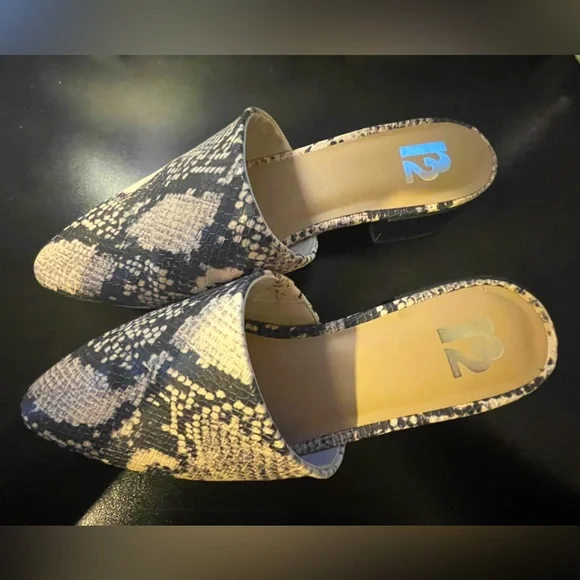 R2 Women’s Snakeskin Print Mules, Size 7 - Picture 11 of 11